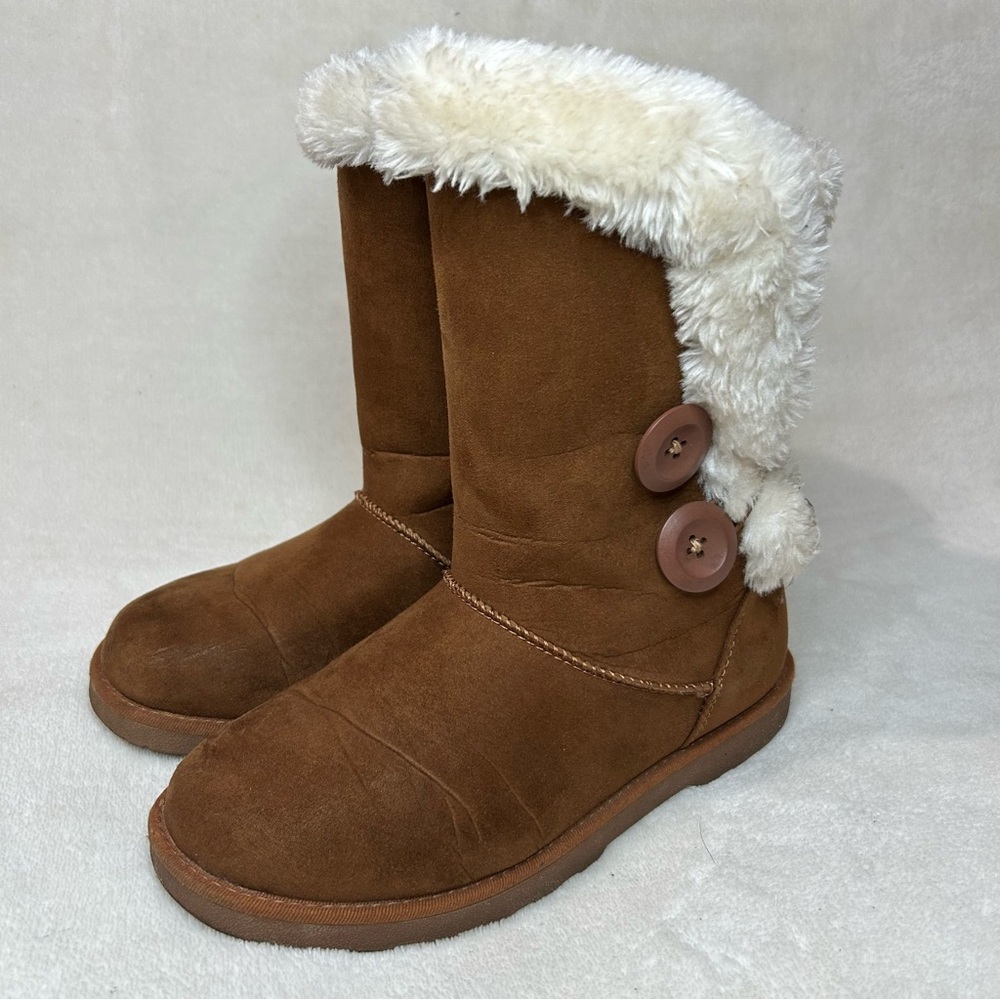 Brown Boots with White Faux Fur Lining
Women size 6 • brand: calistoga